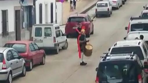 Un hombre disfrazado y con un tambor se salta el confinamiento en Montilla el pasado 4 de abril