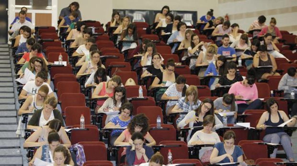 Decenas de aspirantes a un puesto en la administración en medio de un examen