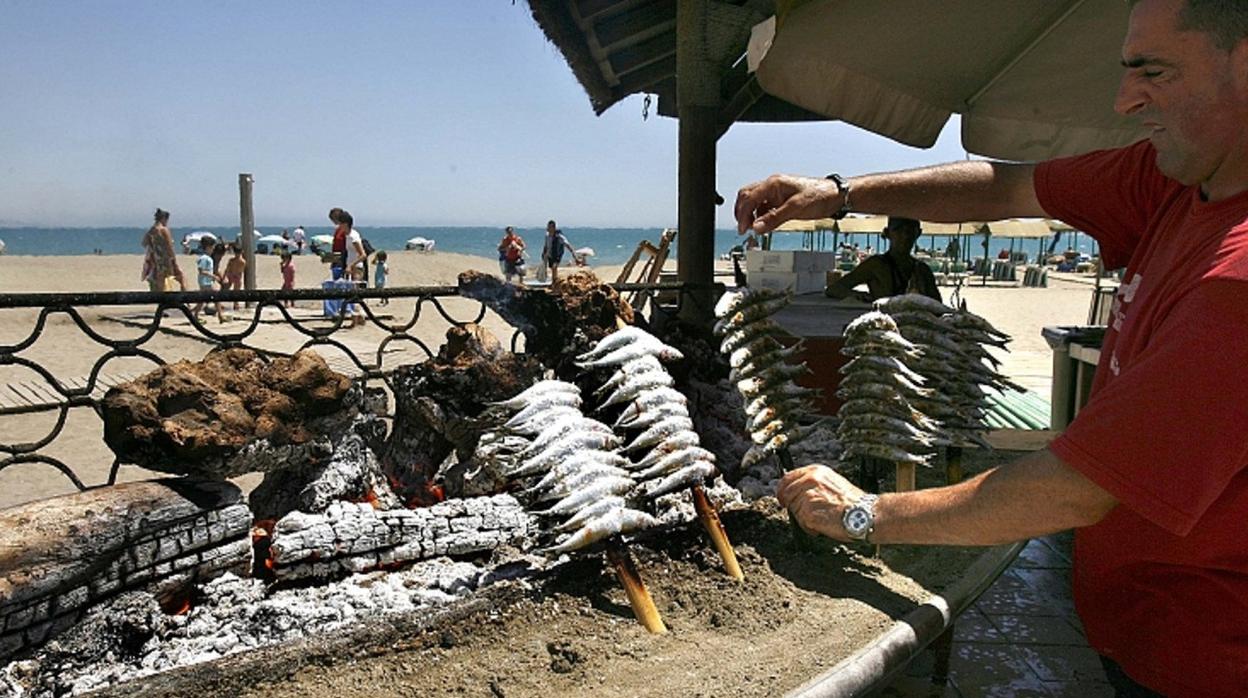 Uno de los chiringuitos de la Costa del Sol con espetos en las brasas