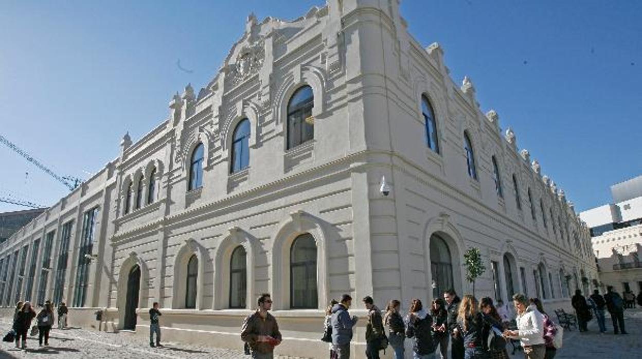 Alumnos de la Universidad de Sevilla antes del confinamiento en la facultad de Derecho