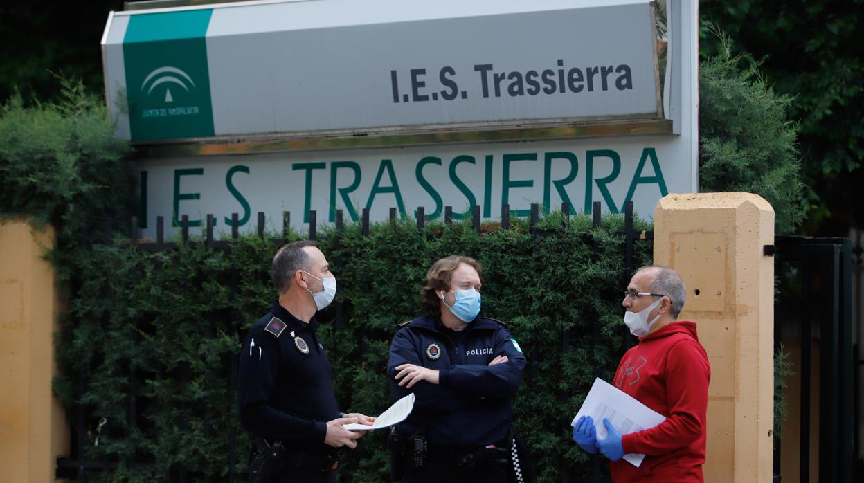 Los agentes del Programa Tutor de la Policía Local junto al director del IES Trassierra