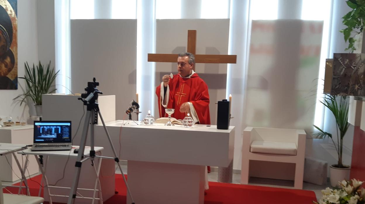 El párroco de la Iglesia de San Pedro Poveda, Julio Segurado, celebra una misa durante el confinamiento