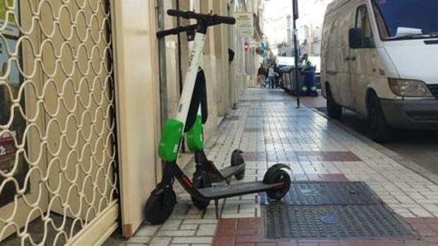 Huye de la Policía en un patinete eléctrico y arremete contra un coche patrulla