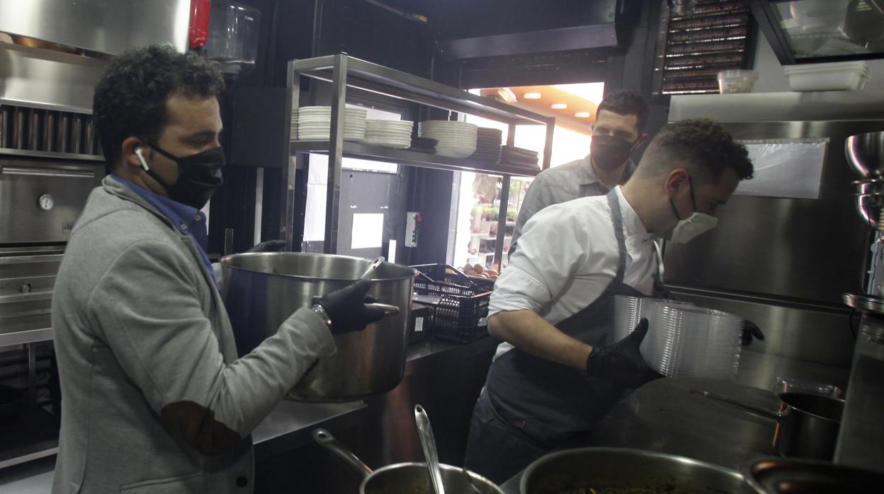 Un equipo de cocineros, en plena faena