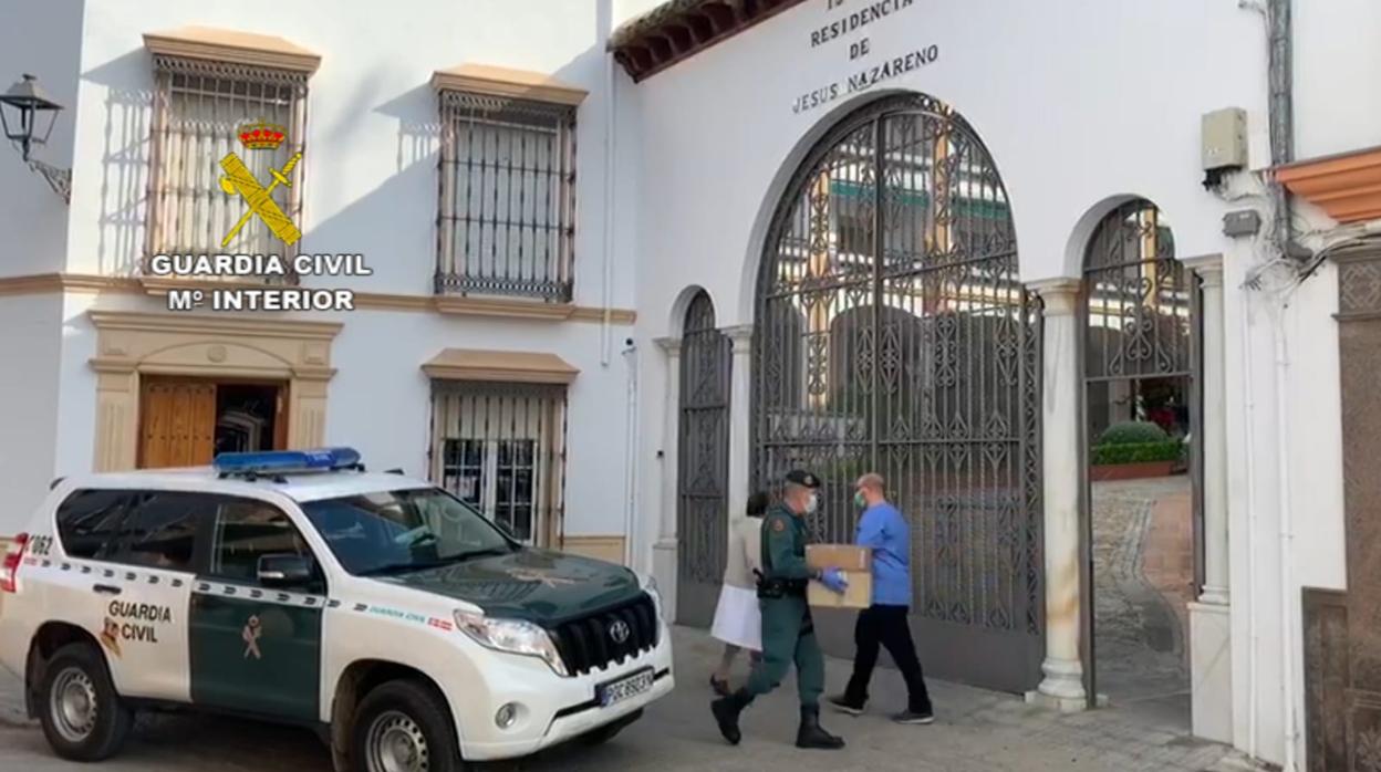 Residencia de Jesús Nazareno recibiendo material por parte de la Guardia Civil