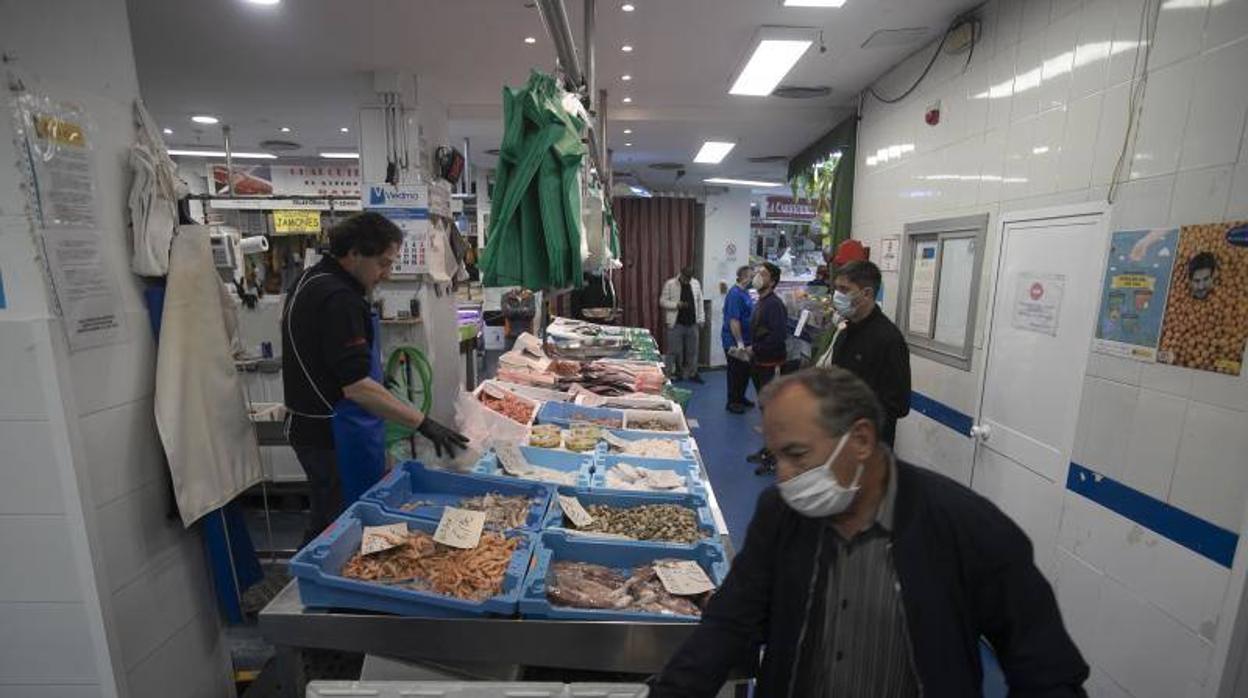 Un puesto de pescado en el mercado de Ciudad Jardín en la mañana del viernes