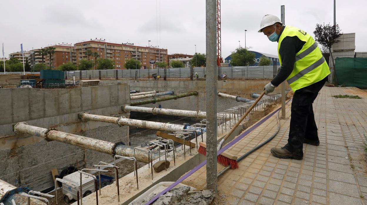 Un trabajador en una obra en la capital el pasado lunes, cuando se pudo retomar la actividad en la construcción