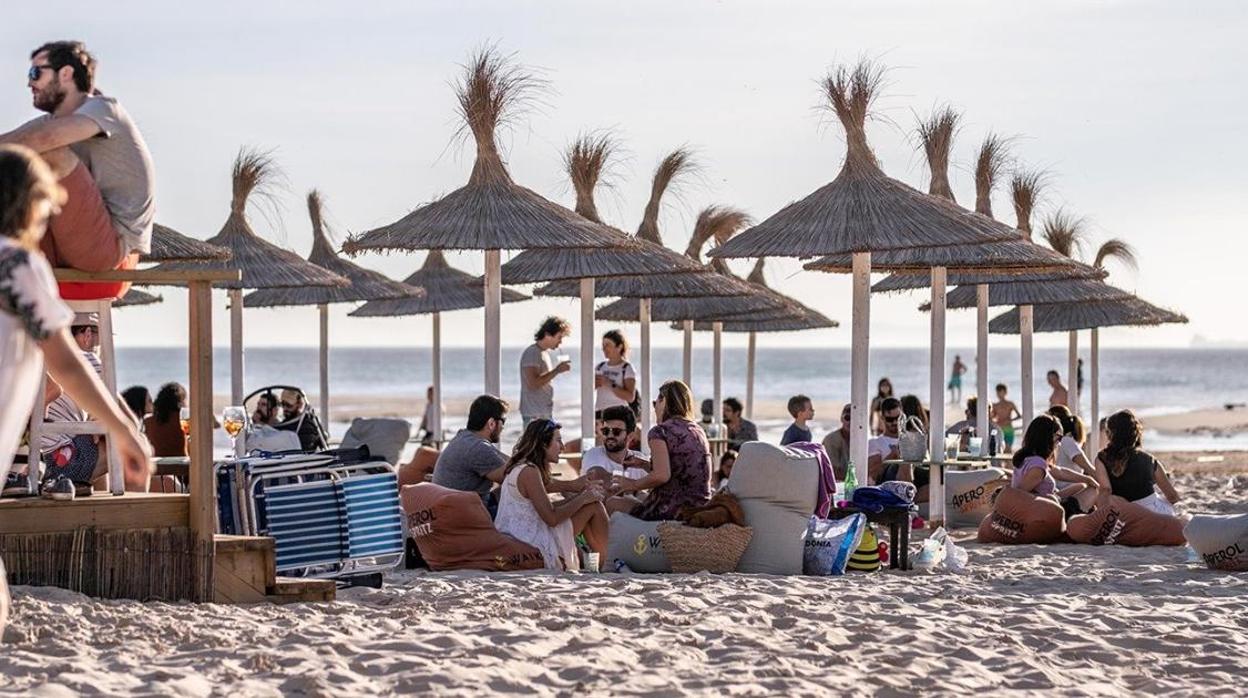 Hamacas en un chiringuito de playa en Andalucía