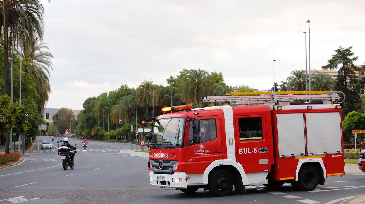 Un camión de Bomberos en el Paseo de la Victoria