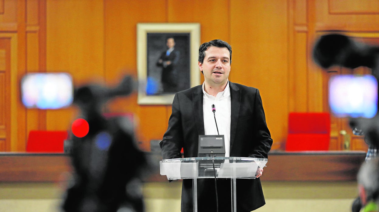 El alcalde, José María Bellido, durante una intervención para explicar las ayudas locales