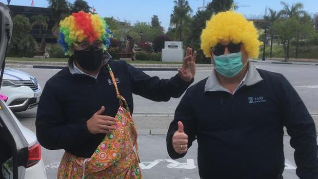 De payaso y sin ingresos, así es la lucha de un taxista de Marbella contra la pandemia