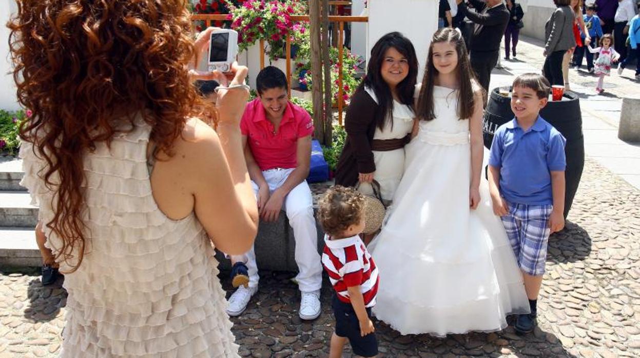 Una niña, con el vestido de comunión, en una foto de archivo