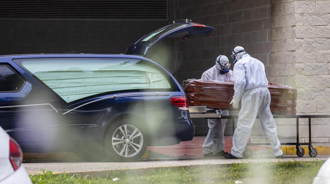 Personal funerario transportando un ataúd