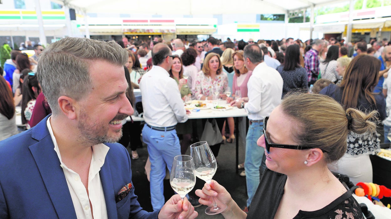 Una pareja brinda en la Cata del Vino Montilla-Moriles de Córdoba