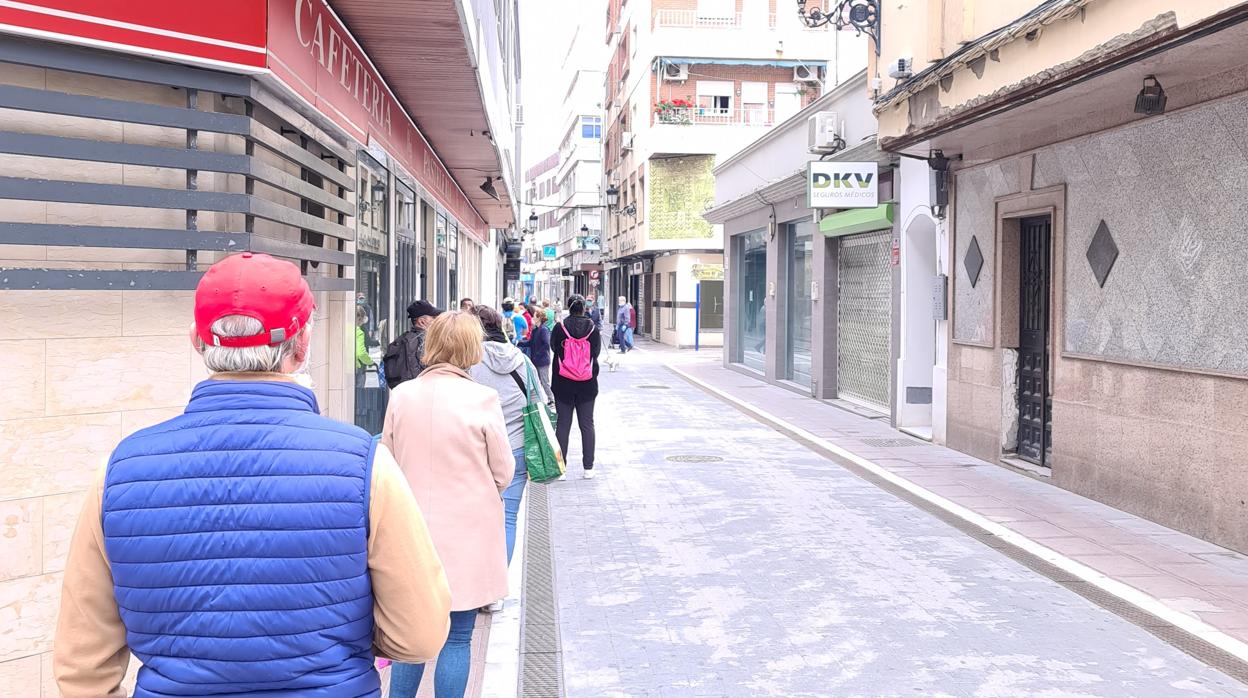 Imagen de una de las colas que registra el único estanco del centro de La Línea de la Concepción