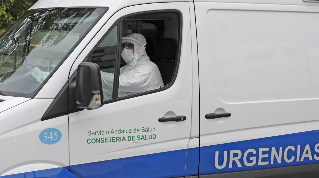 Un profesional sanitario, con una mascarilla en la ambulancia