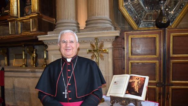 El obispo de Jaén pide a los sacerdotes orar por su predecesor, Ramón del Hoyo, contagiado de Covid-19