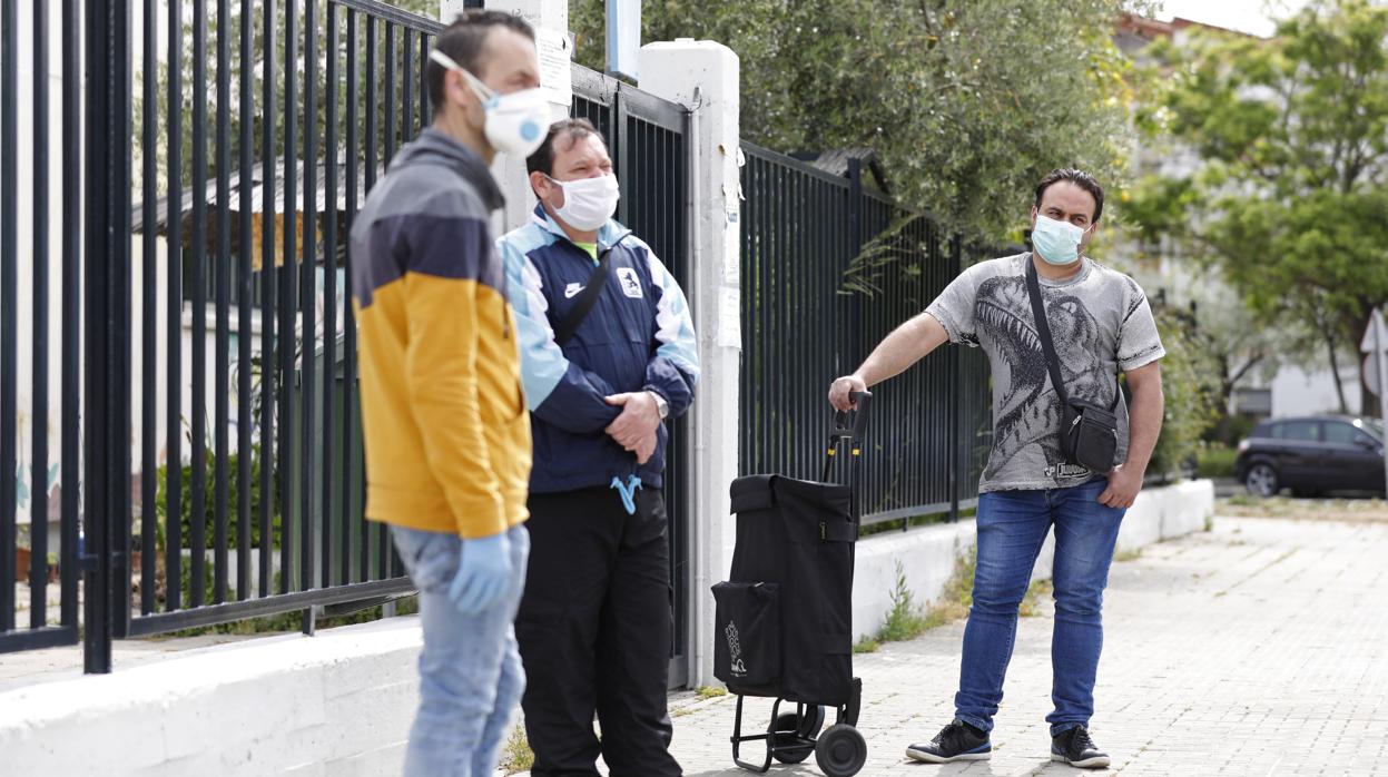 David Ojeda, Antonio Morante y Diego Guillén fueron ayer sin éxito a por comida al colegio Fernán Pérez Oliva