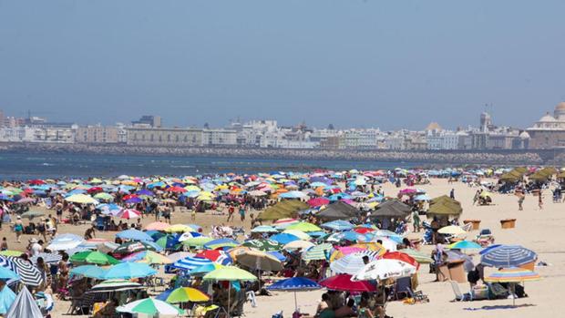 Desconfinamiento en Andalucía: así plantea la Junta abrir las playas, hoteles y restaurantes este verano