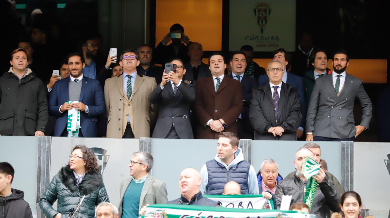 El presidente del Córdoba CF, Al-Zain, y el alcalde, José María Bellido, en el palco