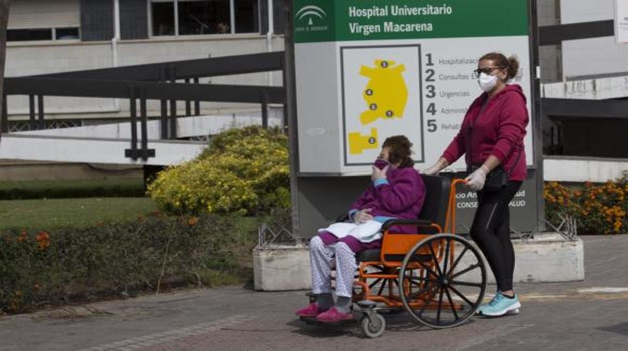 Dos mujeres en el hospital Virgen Macarena de Sevilla