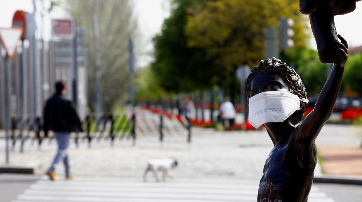 Una escultura con una mascarilla en Córdoba