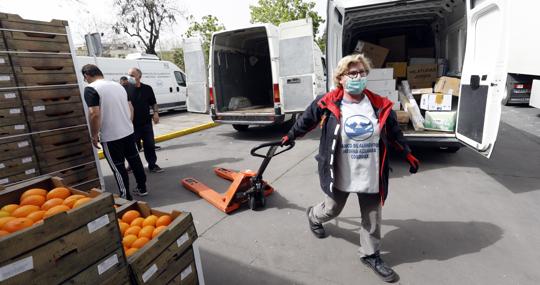 Una voluntaria del Banco de Alimentos de Córdoba