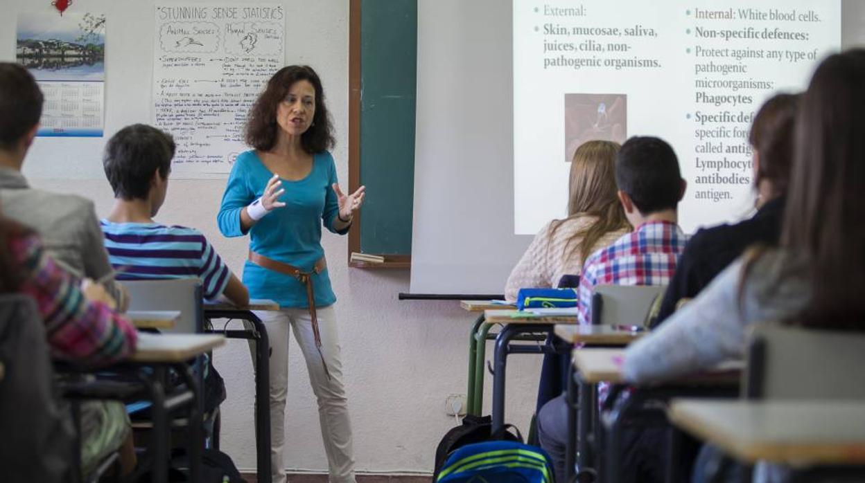 Una profesora impartiendo clase