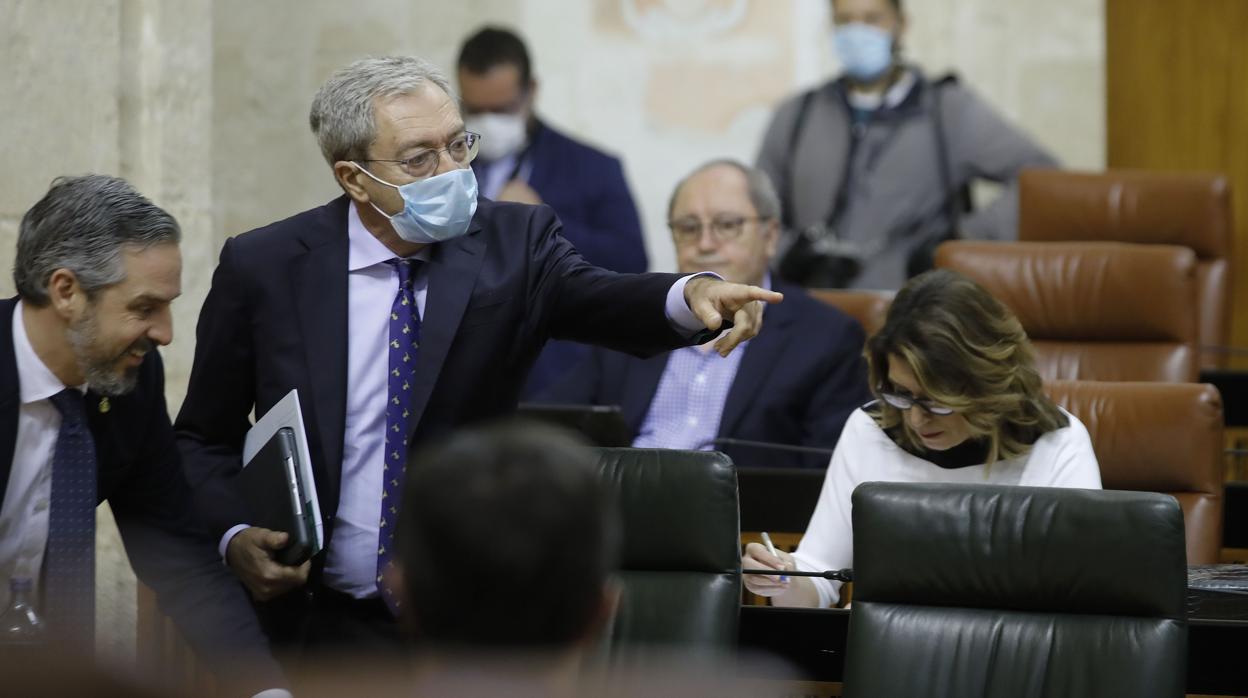 El consejero de Economía, Rogelio Velasco, se protege con una mascarlla en el Parlamento