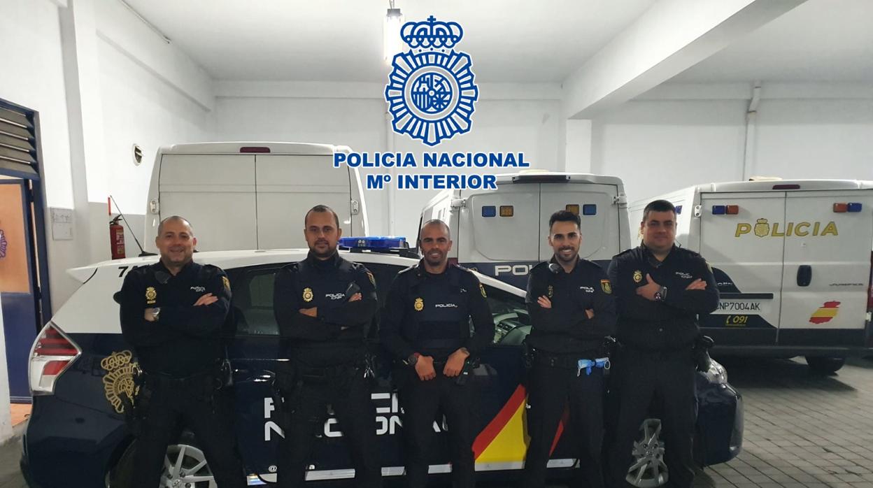 Agentes que han participado en el salvamento del hombre contagiado