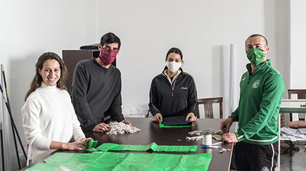 Elisabeth, Lorenzo, Clara y Antonio durante la confección de batas y mascarillas