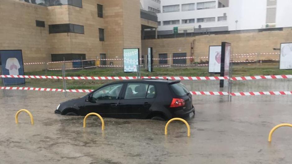 Las fuertes lluvias provocan inundaciones en zonas sin actividad asistencial del hospital Reina Sofía