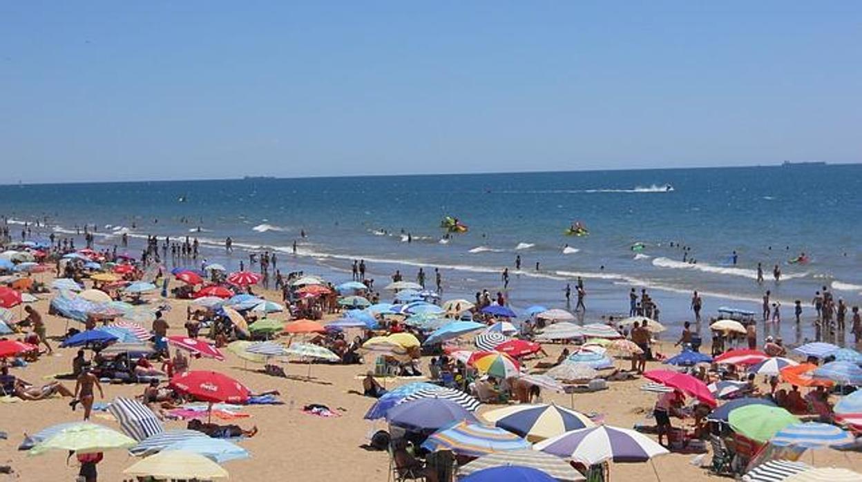 Veraneantes en la playa de Punta Umbria