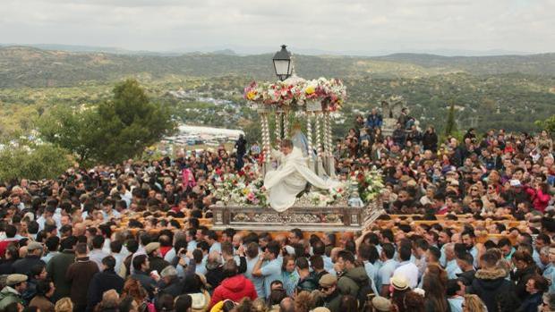 Coronavirus | Andújar celebra en sus balcones la Romería de la Virgen de la Cabeza