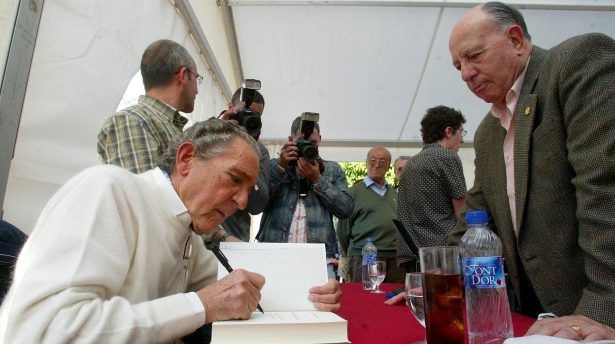 Antonio Gala firmando ejemplares, en una imagen de archivo, en una Feria del Libro de Córdoba