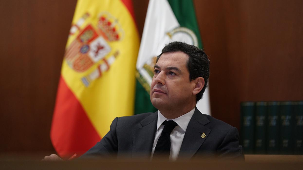 El presidente de la Junta de Andalucía, Juanma Moreno, durante la videoconferencia con Pedro Sánchez