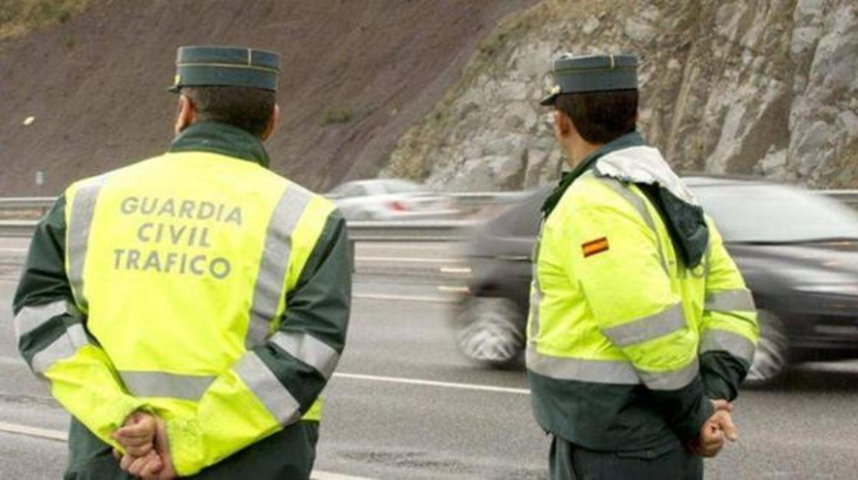 Dos agentes de la Guardia Civil