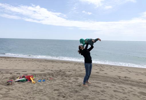 Gloria con el pequeño Marco en Benalmádena