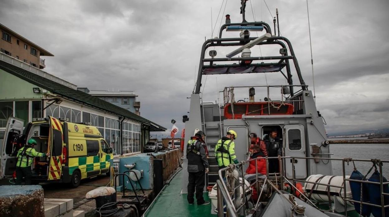 Imagen de la llegada a puerto del enfermo atendido por la autoridad sanitaria de Gibraltar