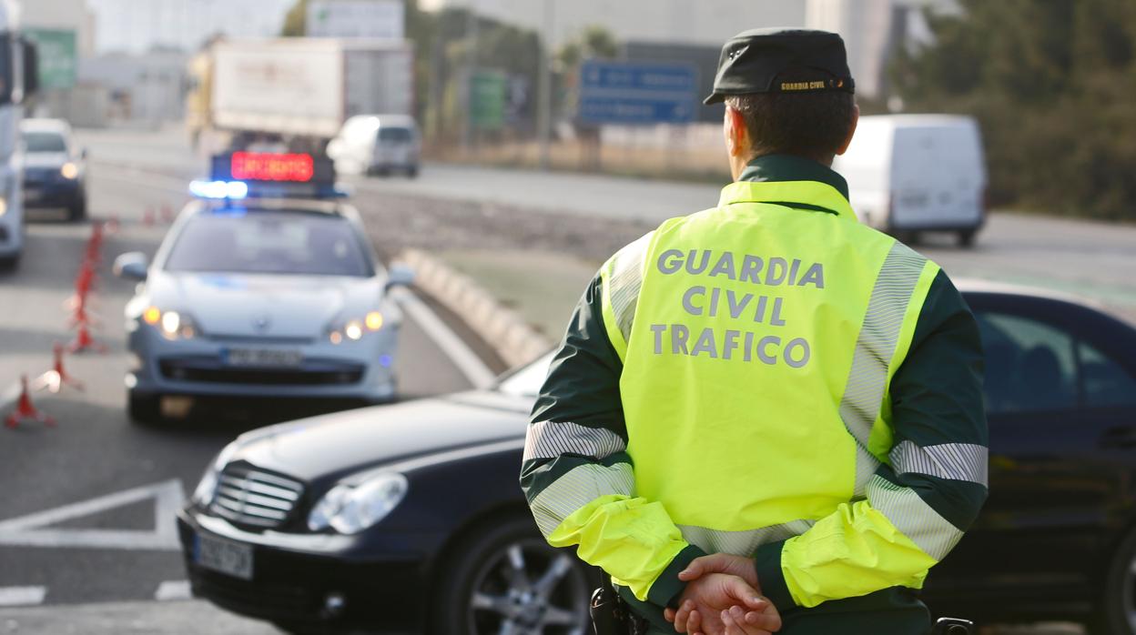 Un agente en un control de tráfico