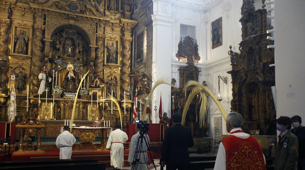 Misa celebrada a puerta cerrada el Domingo de Ramos por la Hermandad de la Cena de Sevilla