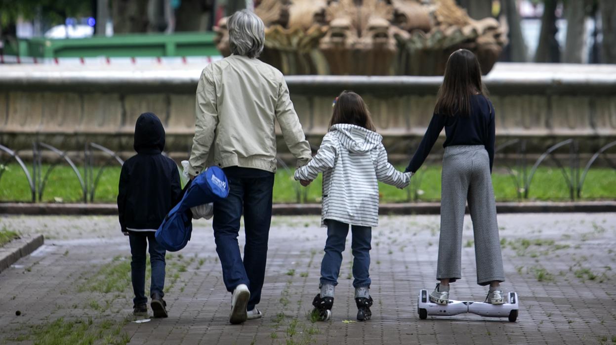 Primera salida de los niños en el inicio del desconfinamiento