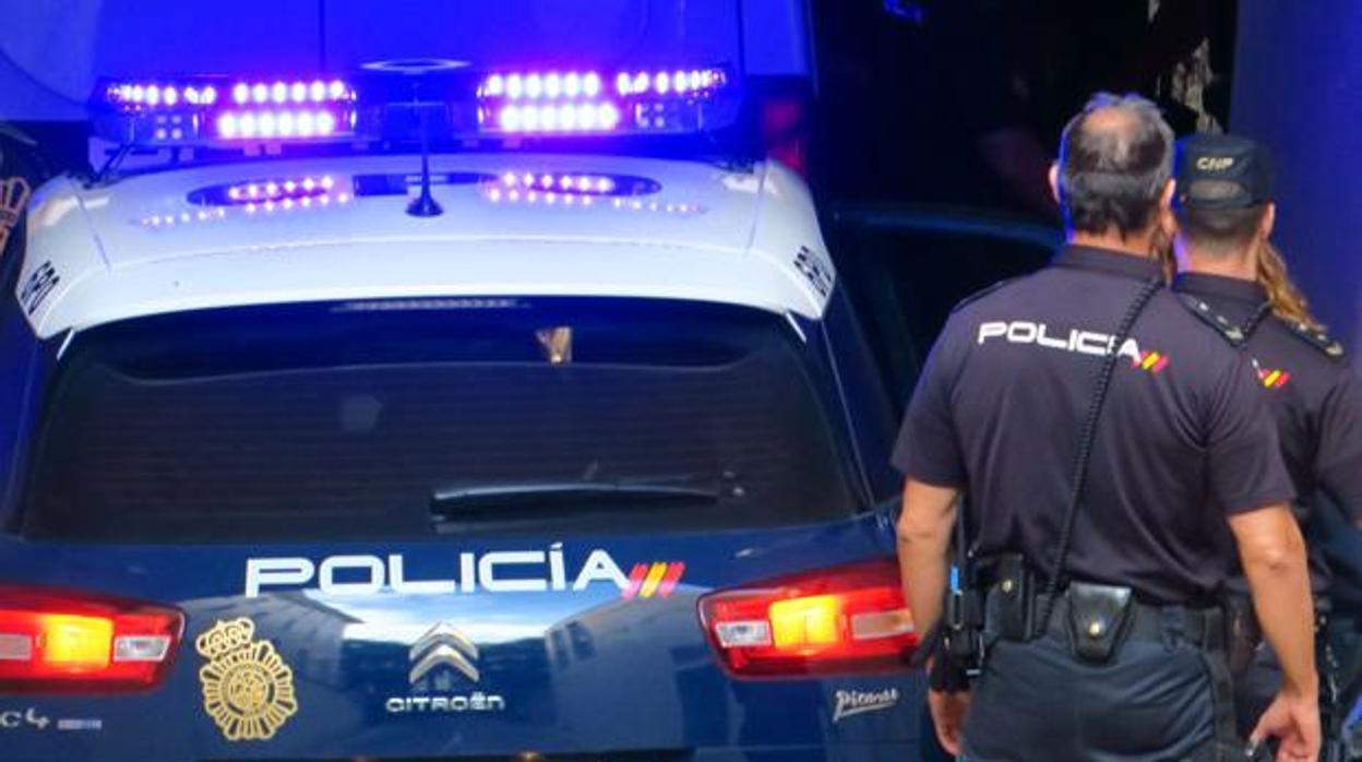 La Policía Nacional detuvo al agresor manchado de sangre