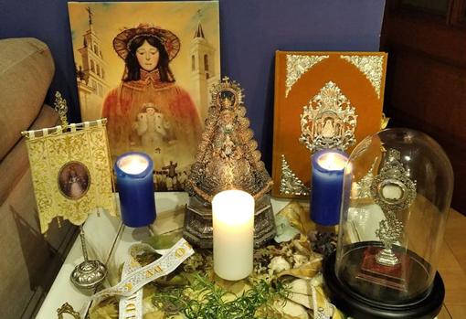 Altar dedicado a la Virgen del Rocío, con objetos relacionados con Córdoba