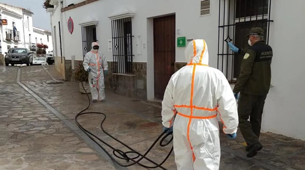 Efectivos del Infoca desinfectando la localidad de Zahara, en Cádiz, libre de coronavirus