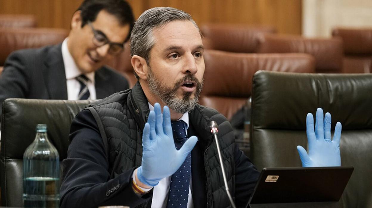 El consejero de Hacienda, Juan Bravo, en el Parlamento andaluz