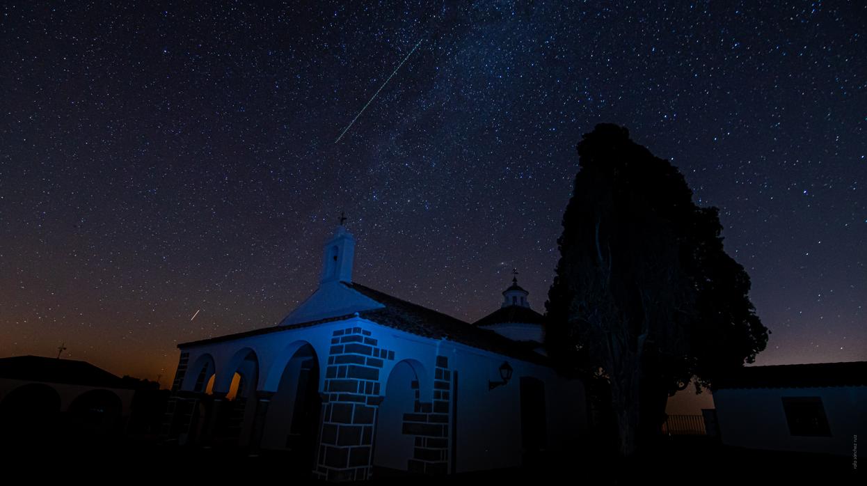 Cielo de Los Pedroches lleno de estrellas desde la Ermita de la Virgen de Luna