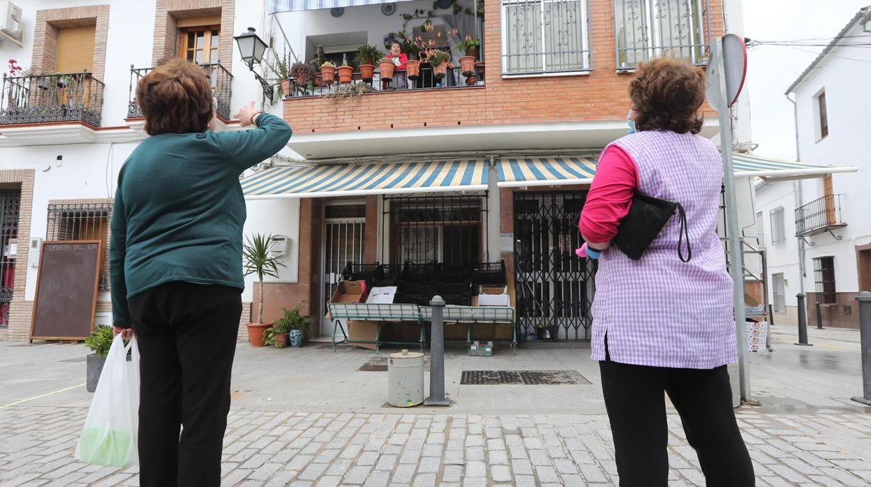 Vecinas conversan en una calle del munipio malagueño de Cuevas Bajas