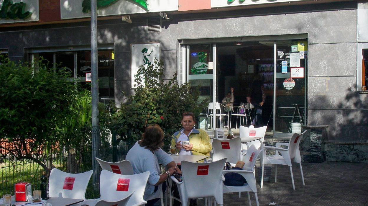 Terraza de un bar de Sevilla en una imagen de archivo