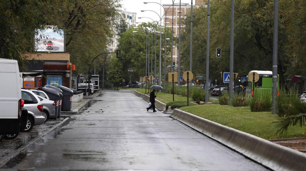 Un viandante cruza una carretera en la capital cordobesa durante el estado de alarma